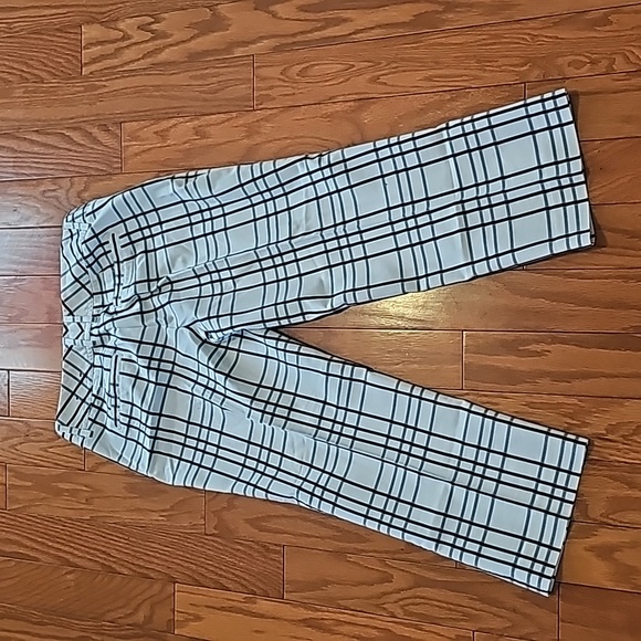 Womens Capri Pants. Black, Gray and White. Size 2. Express Design Studio. - Picture 5 of 8